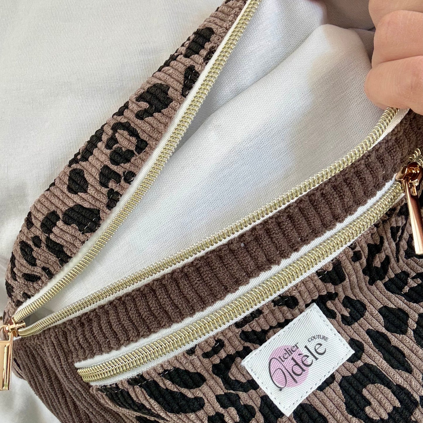 Banane 2 poches en velours côtelé léopard/taupe en stock