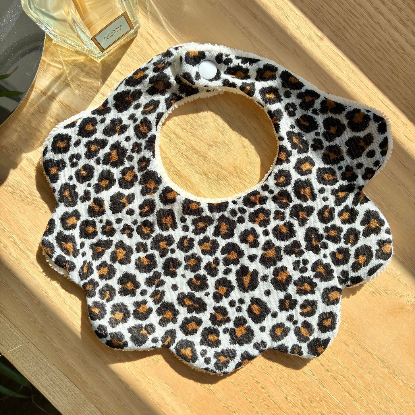 Bavoir fleur léopard en éponge de bambou et double gaze de coton