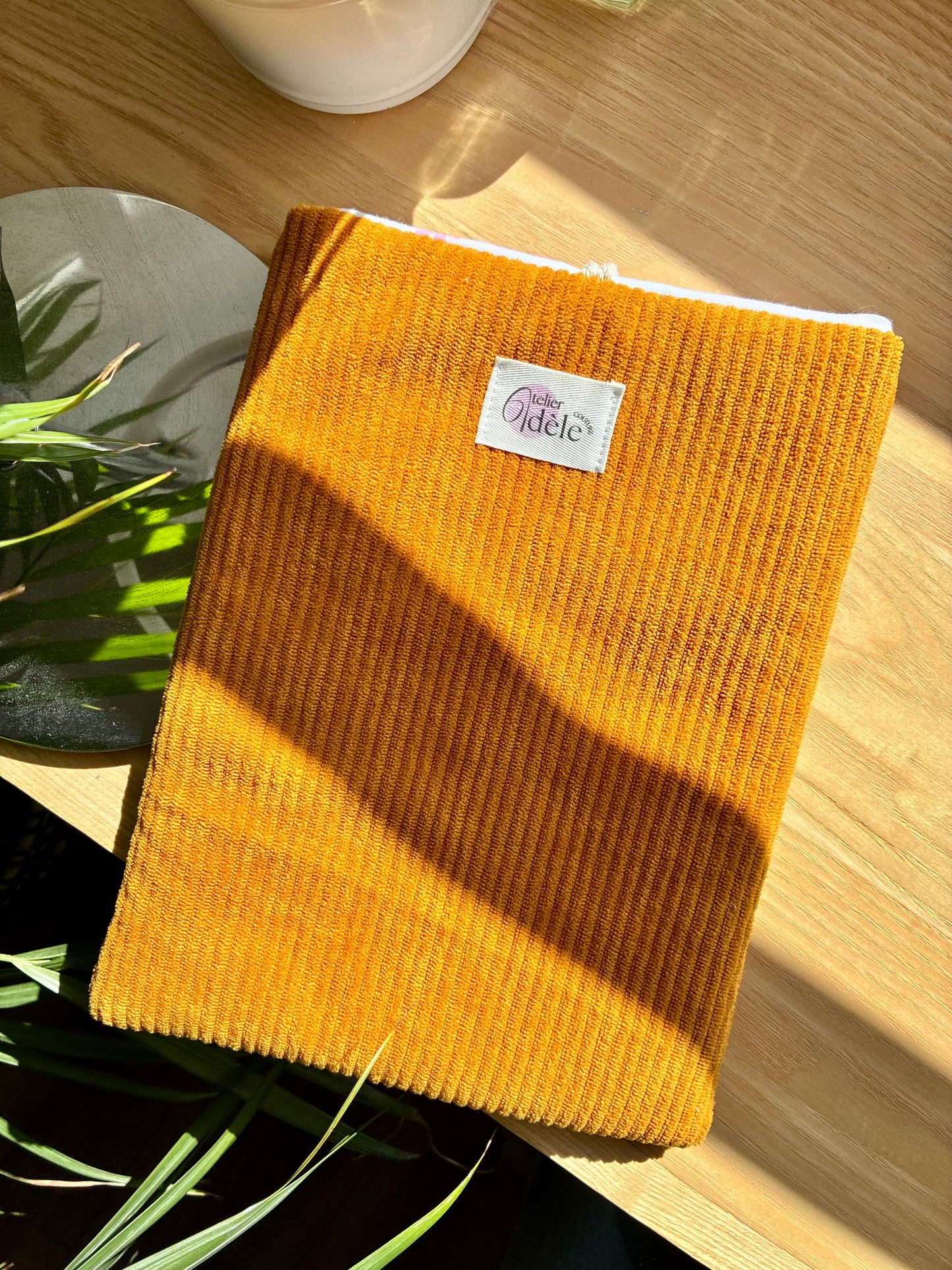Protège-livre broché en velours côtelé moutarde/marguerites en stock