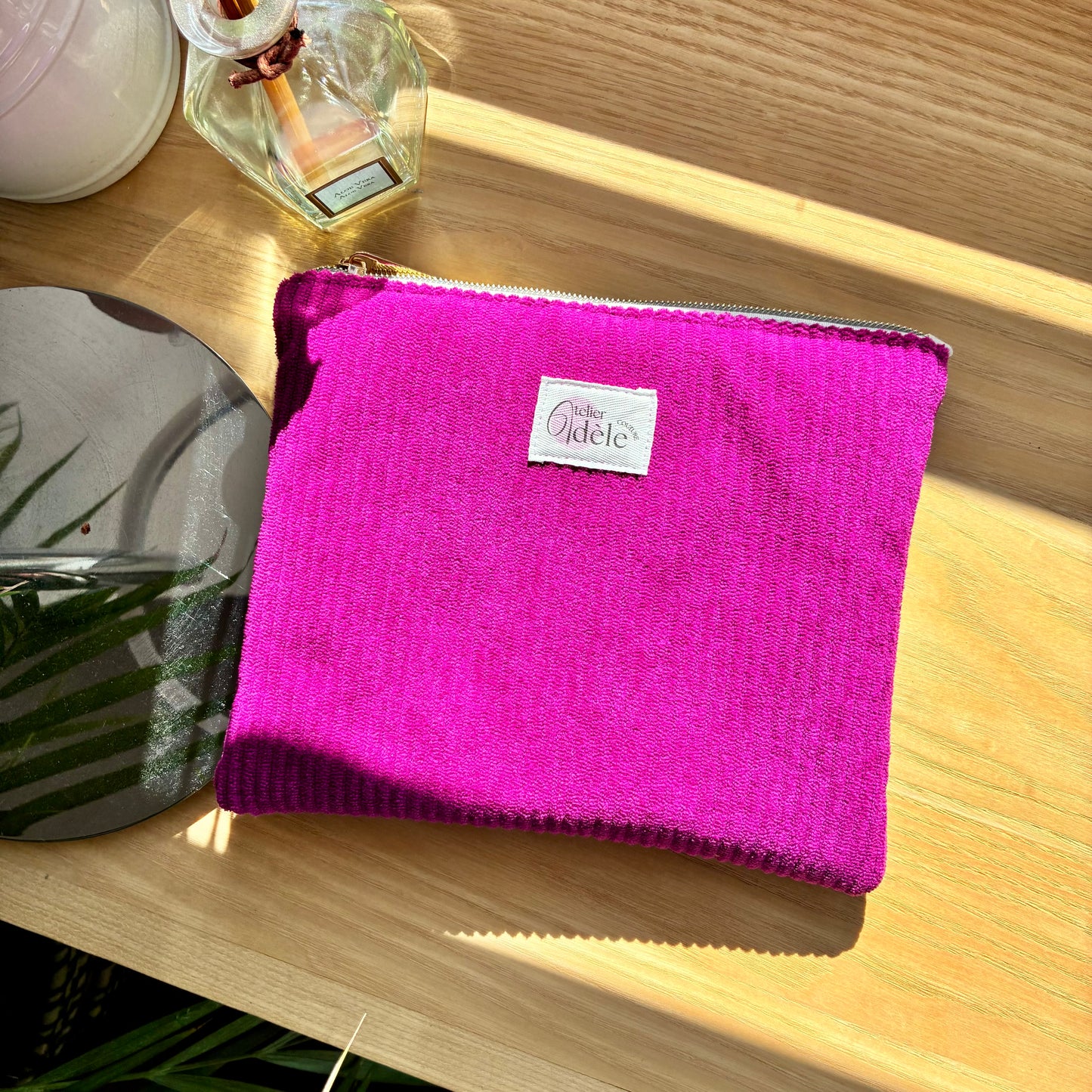Trousse plate en velours côtelé fuchsia/écru