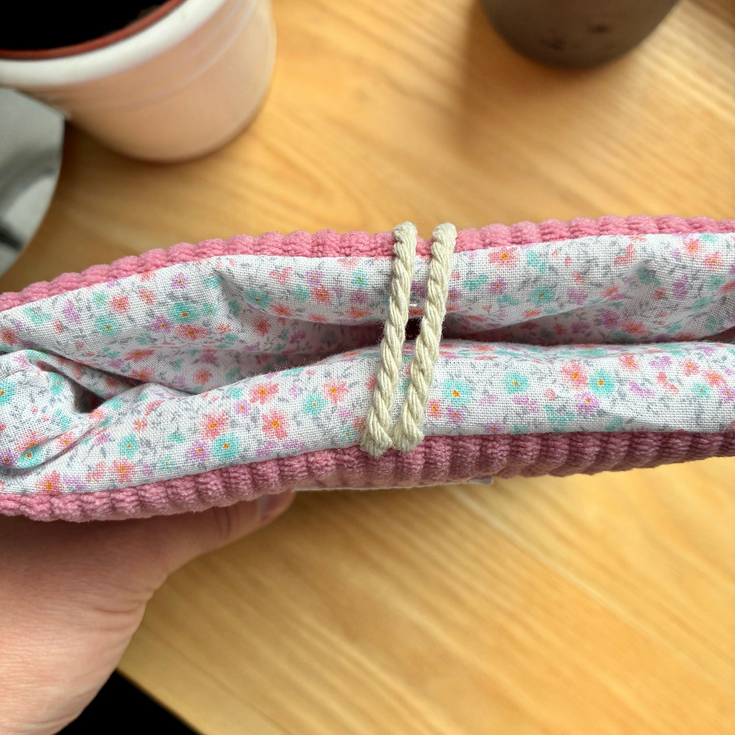Protège-livre de poche en velours côtelé rose pâle/fleuri en stock