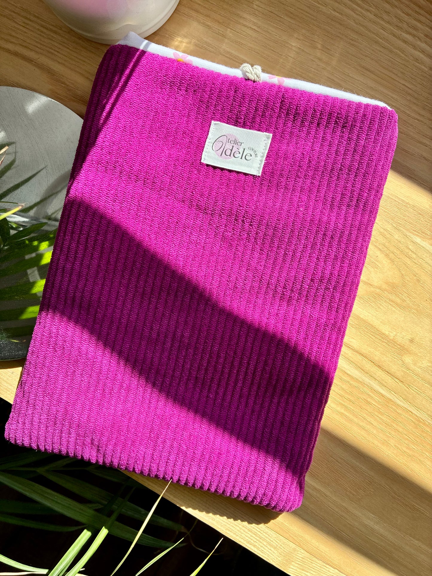 Protège-livre broché en velours côtelé fuchsia/marguerites en stock