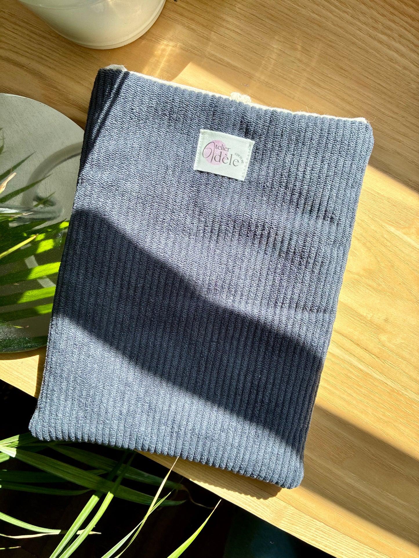 Protège-livre broché en velours côtelé gris/vichy en stock