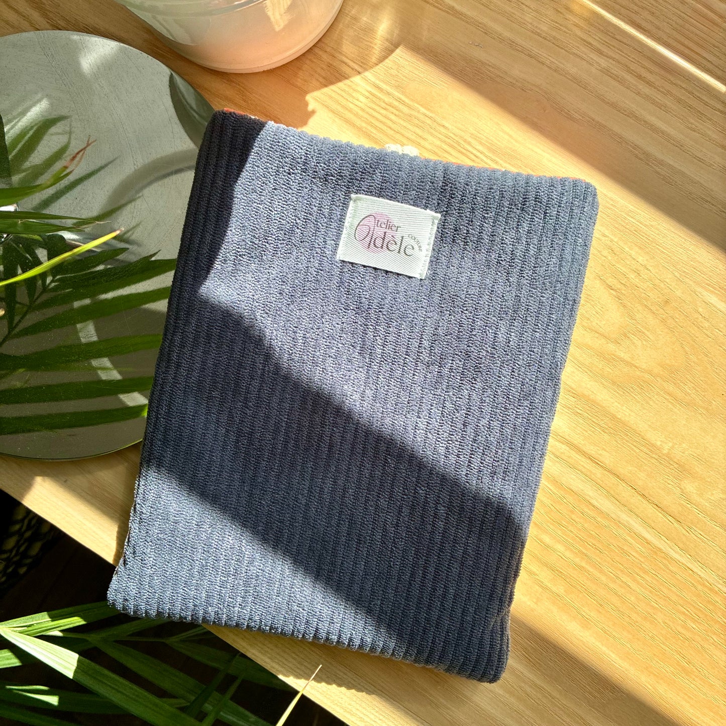 Protège-livre de poche en velours côtelé gris/pois en stock