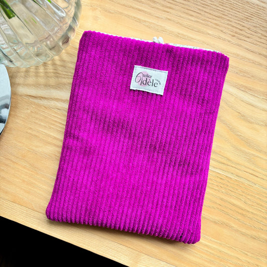 Protège-livre de poche en velours côtelé fuchsia en stock
