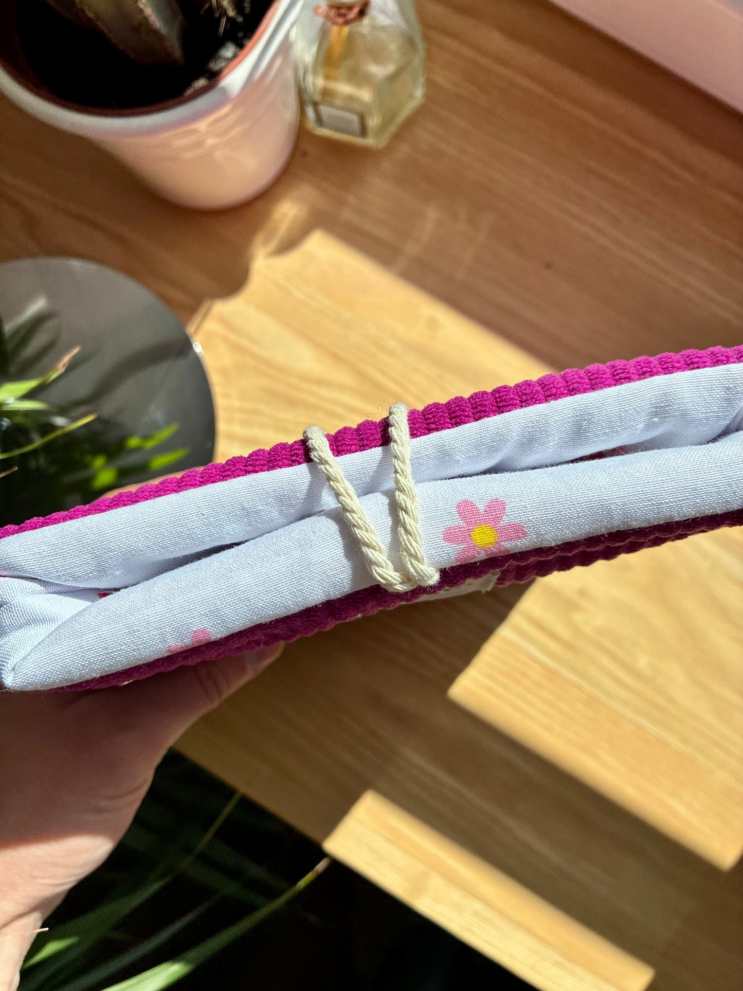 Protège-livre broché en velours côtelé fuchsia/marguerites en stock