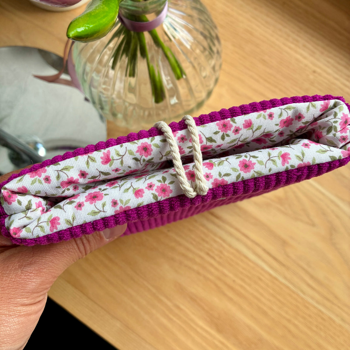 Protège-livre de poche en velours côtelé fuchsia en stock