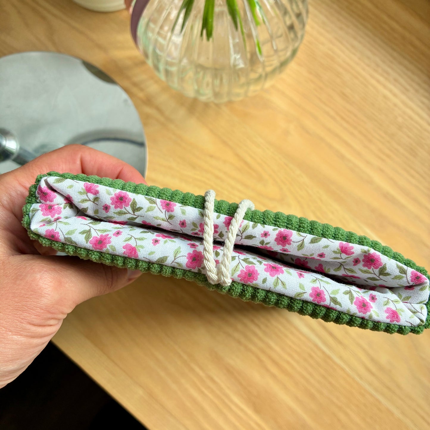 Protège-livre de poche en velours côtelé vert matcha en stock