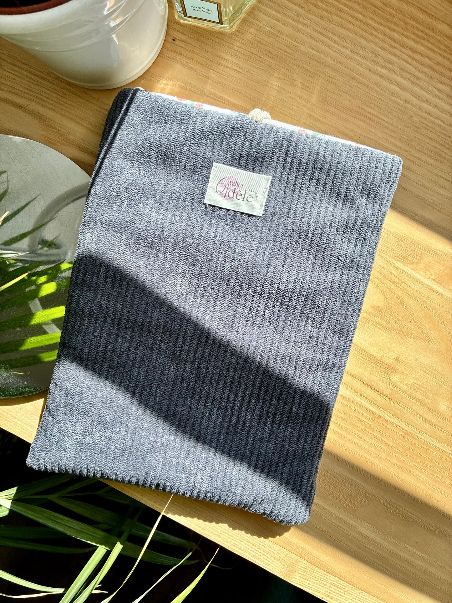 Protège-livre broché en velours côtelé gris/fleuri en stock