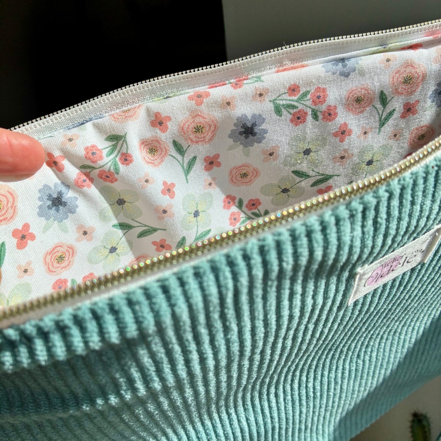 Housse d'ordinateur en velours côtelé bleu ciel/fleuri - en stock