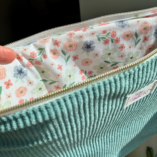 Housse d'ordinateur en velours côtelé bleu ciel/fleuri - en stock