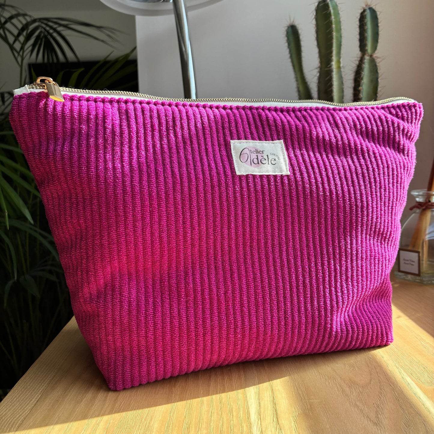 Trousse de toilette en velours côtelé fuchsia - personnalisable
