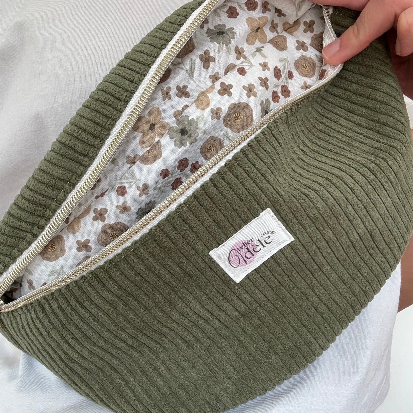 Banane en velours côtelé kaki/fleuri en stock