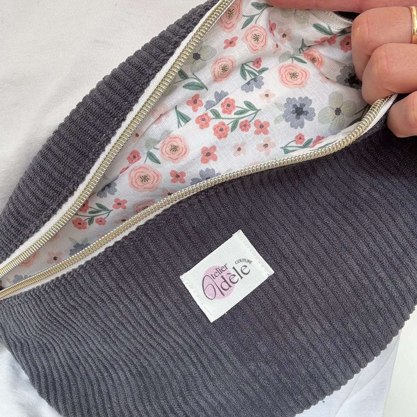 Banane en velours côtelé gris/fleuri en stock