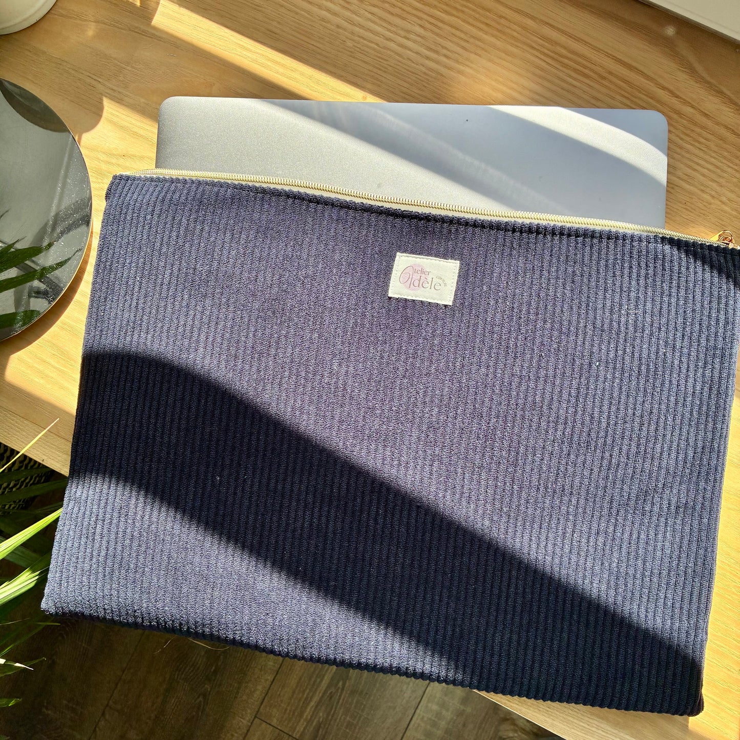 Housse d'ordinateur en velours côtelé bleu marine - personnalisable