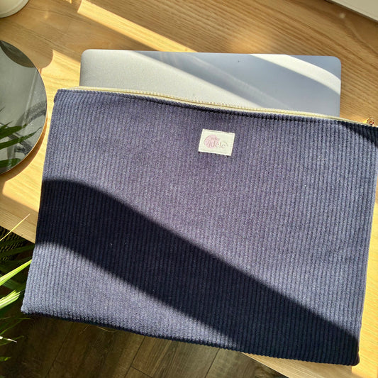 Housse d'ordinateur en velours côtelé bleu marine - personnalisable