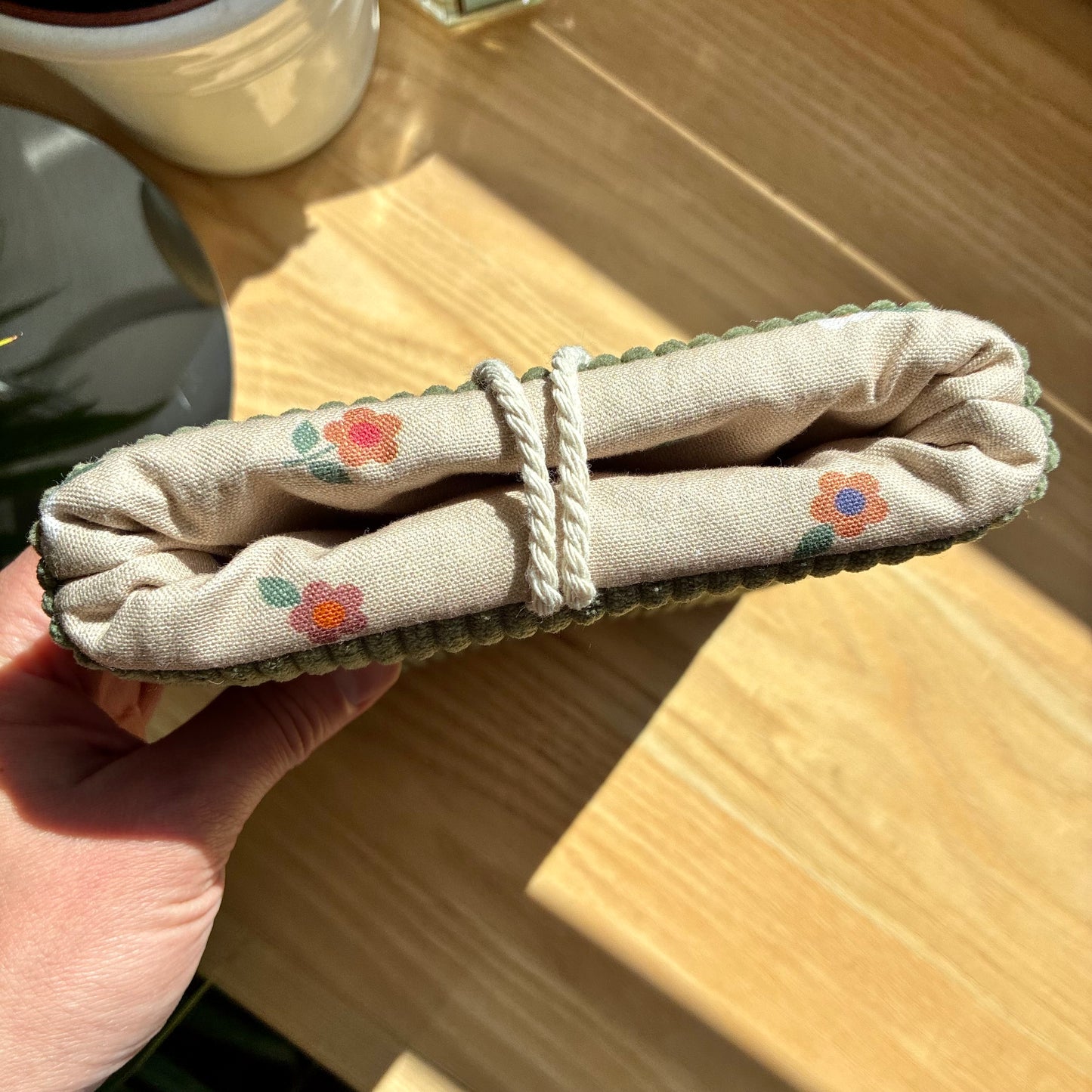 Protège-livre de poche en velours côtelé kaki/fleurs en stock
