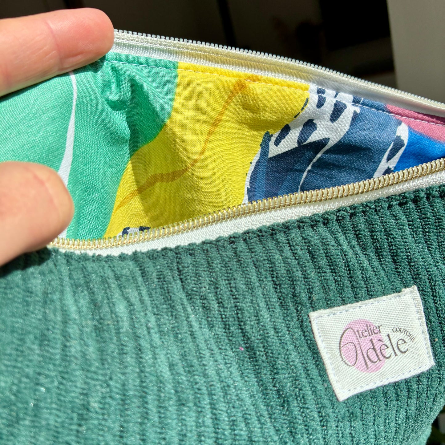 Trousse de toilette en velours côtelé vert sapin/abstrait - en stock