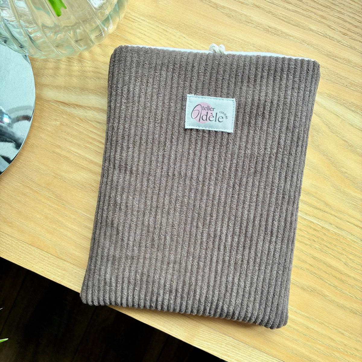 Protège-livre de poche en velours côtelé taupe en stock