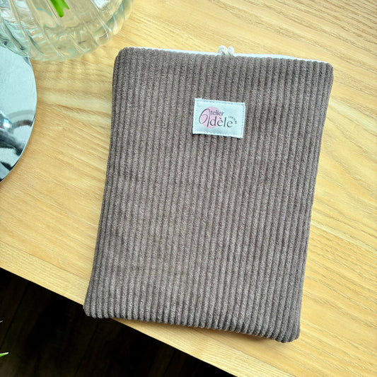Protège-livre de poche en velours côtelé taupe en stock