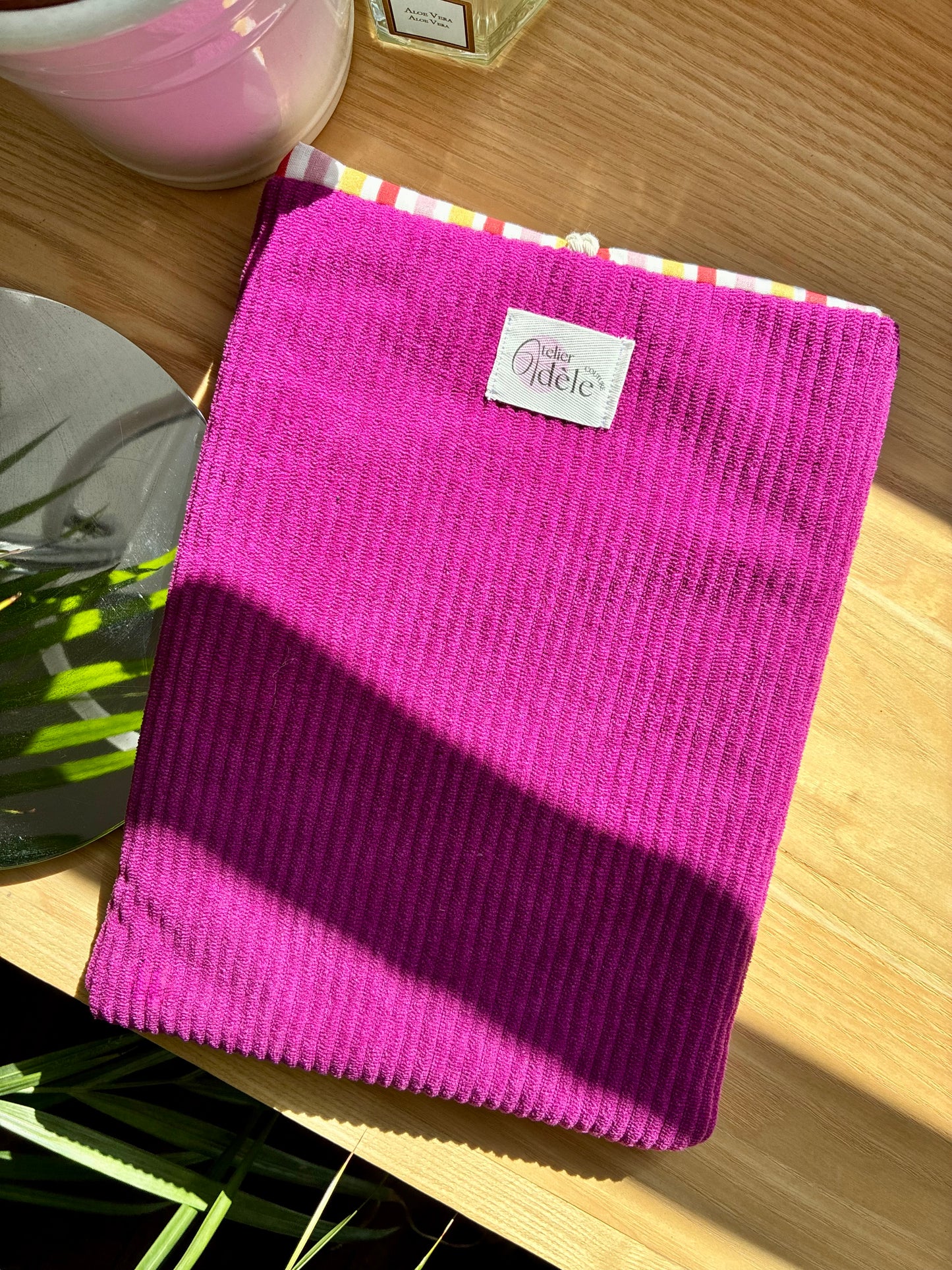 Protège-livre broché en velours côtelé fuchsia/rayures en stock
