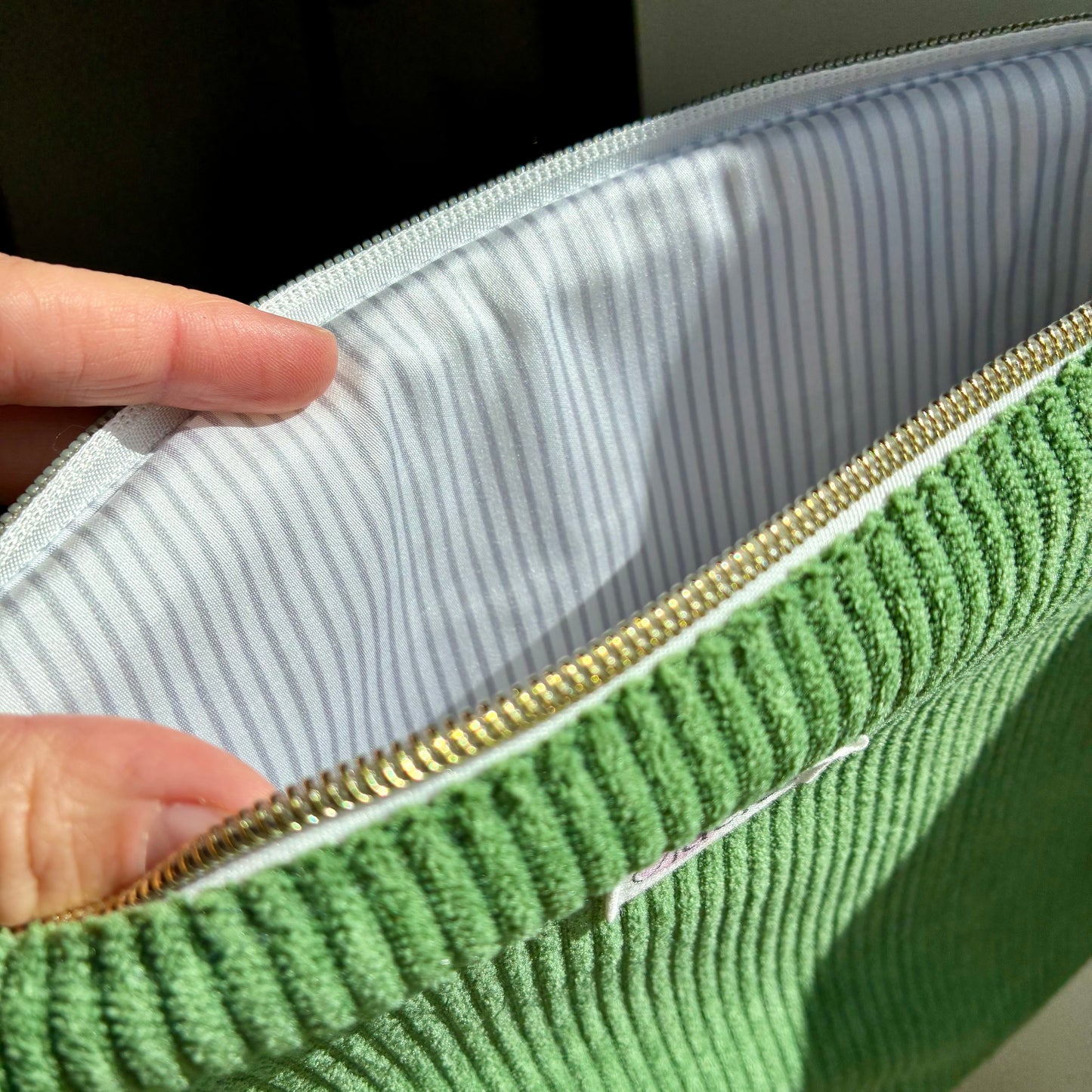 Housse d'ordinateur en velours côtelé vert matcha/rayures - en stock