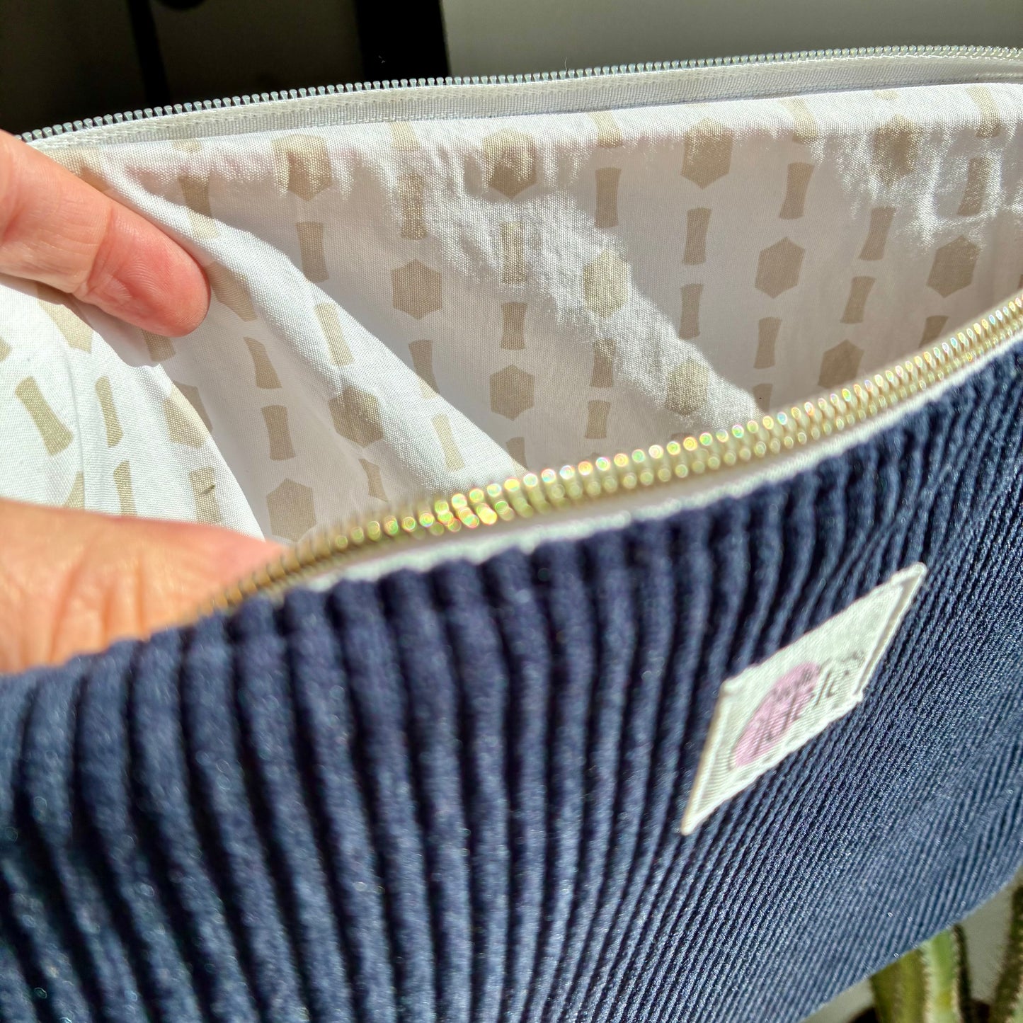 Housse d'ordinateur en velours côtelé bleu marine/géométrique - en stock