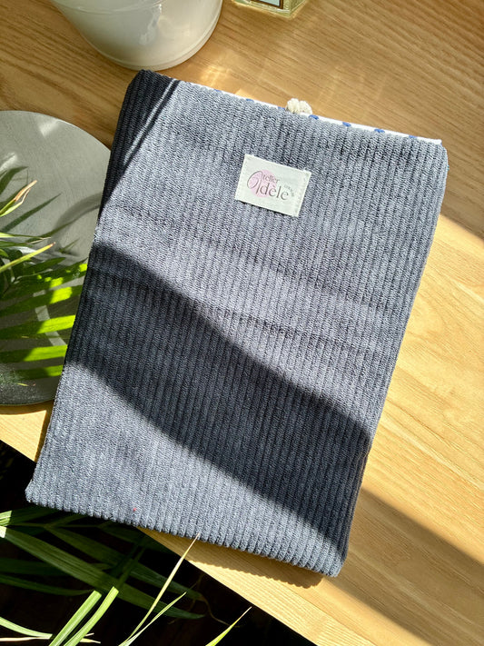 Protège-livre broché en velours côtelé gris/coeurs en stock