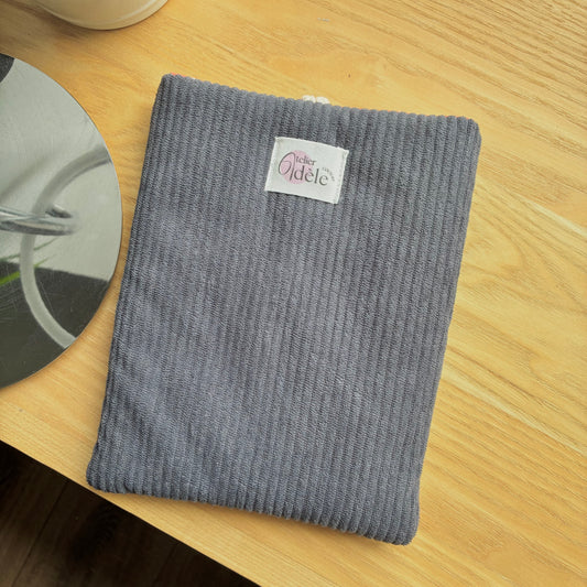 Protège-livre de poche en velours côtelé gris/pois en stock