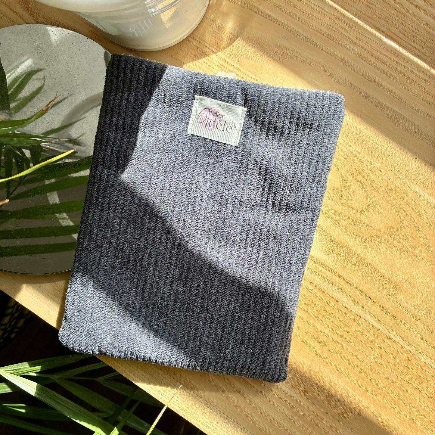 Protège-livre de poche en velours côtelé gris/rayures en stock