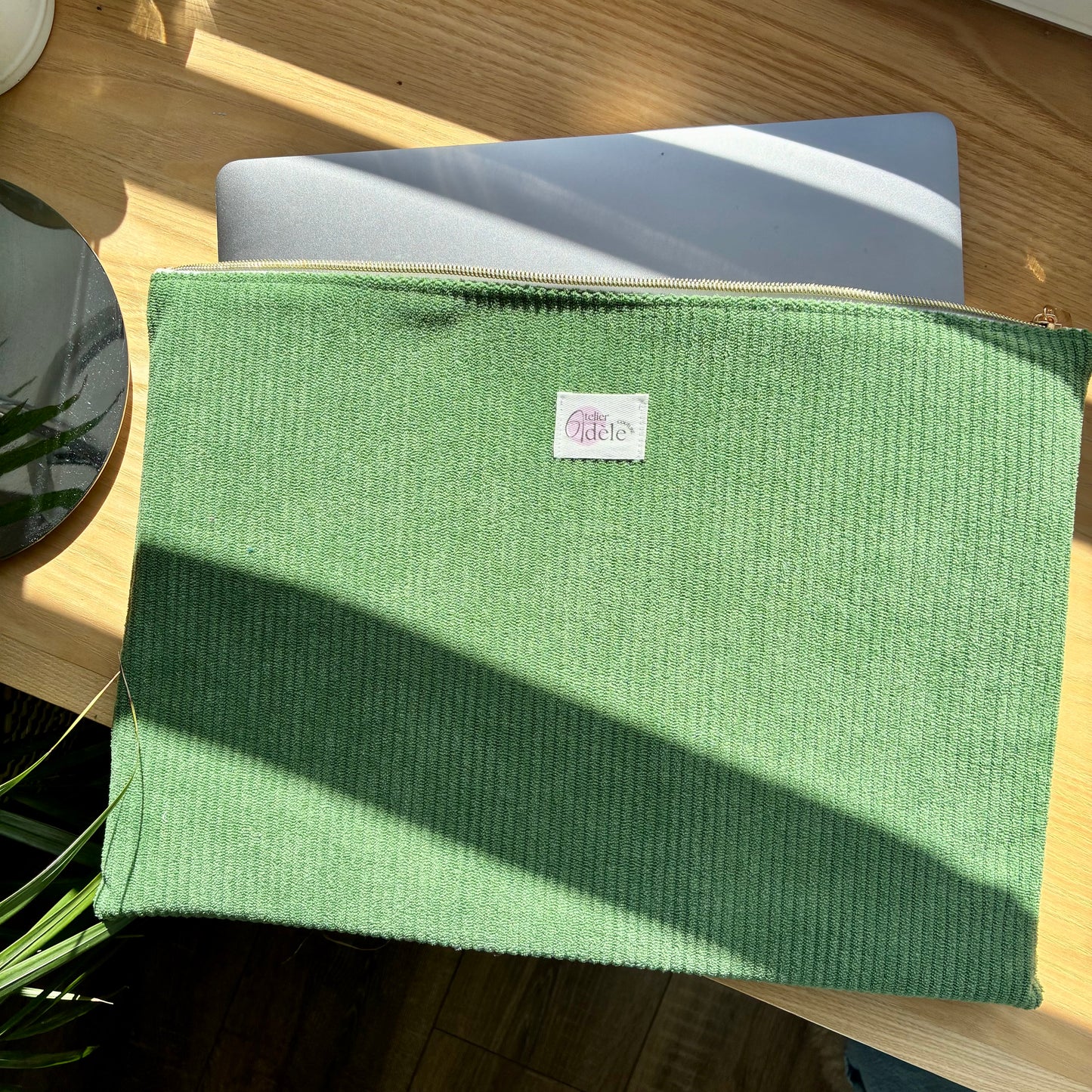 Housse d'ordinateur en velours côtelé vert matcha - personnalisable