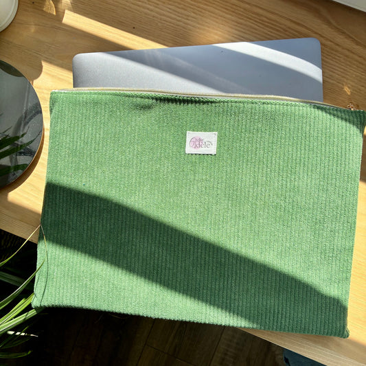 Housse d'ordinateur en velours côtelé vert matcha - personnalisable
