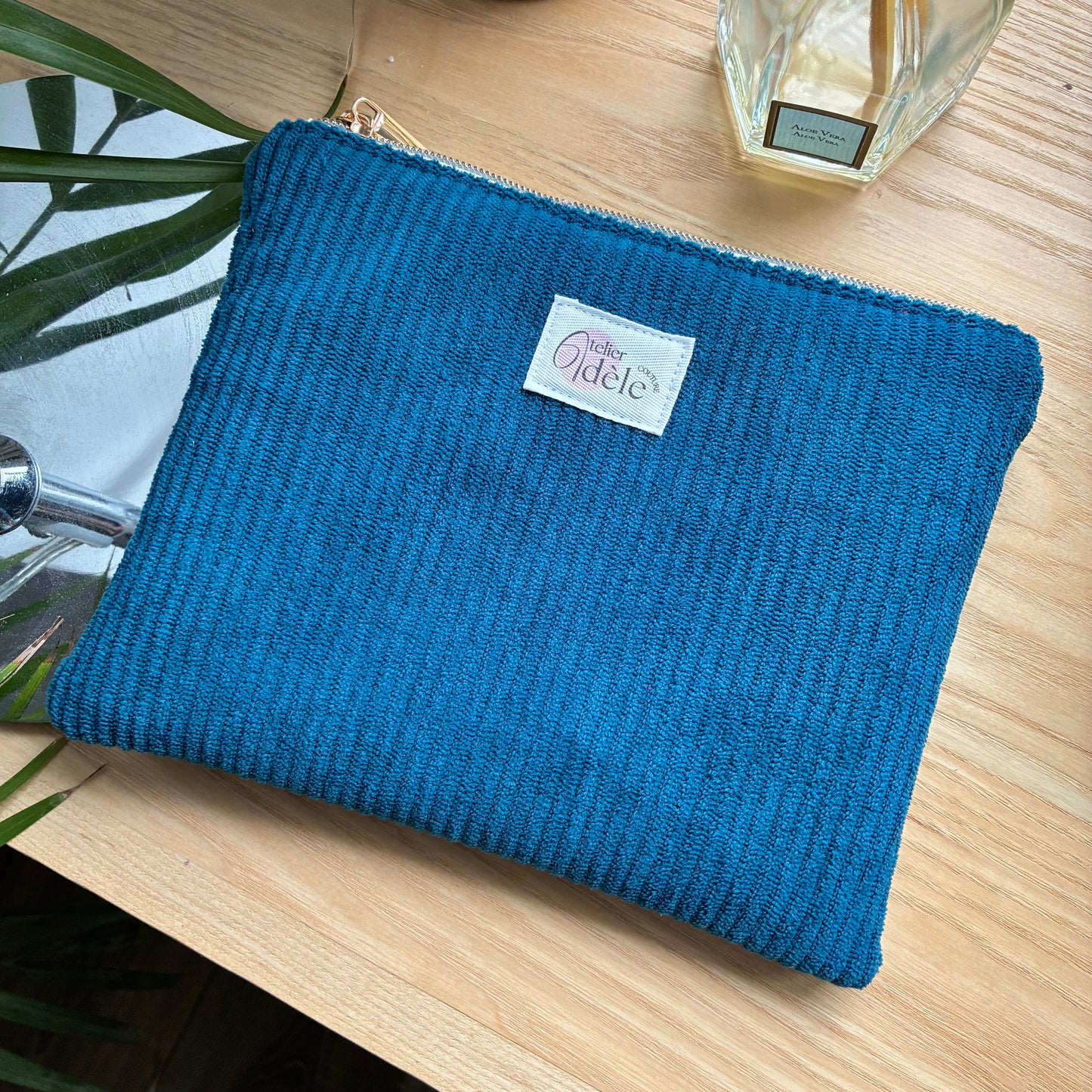 Trousse plate en velours côtelé bleu turquoise/écru