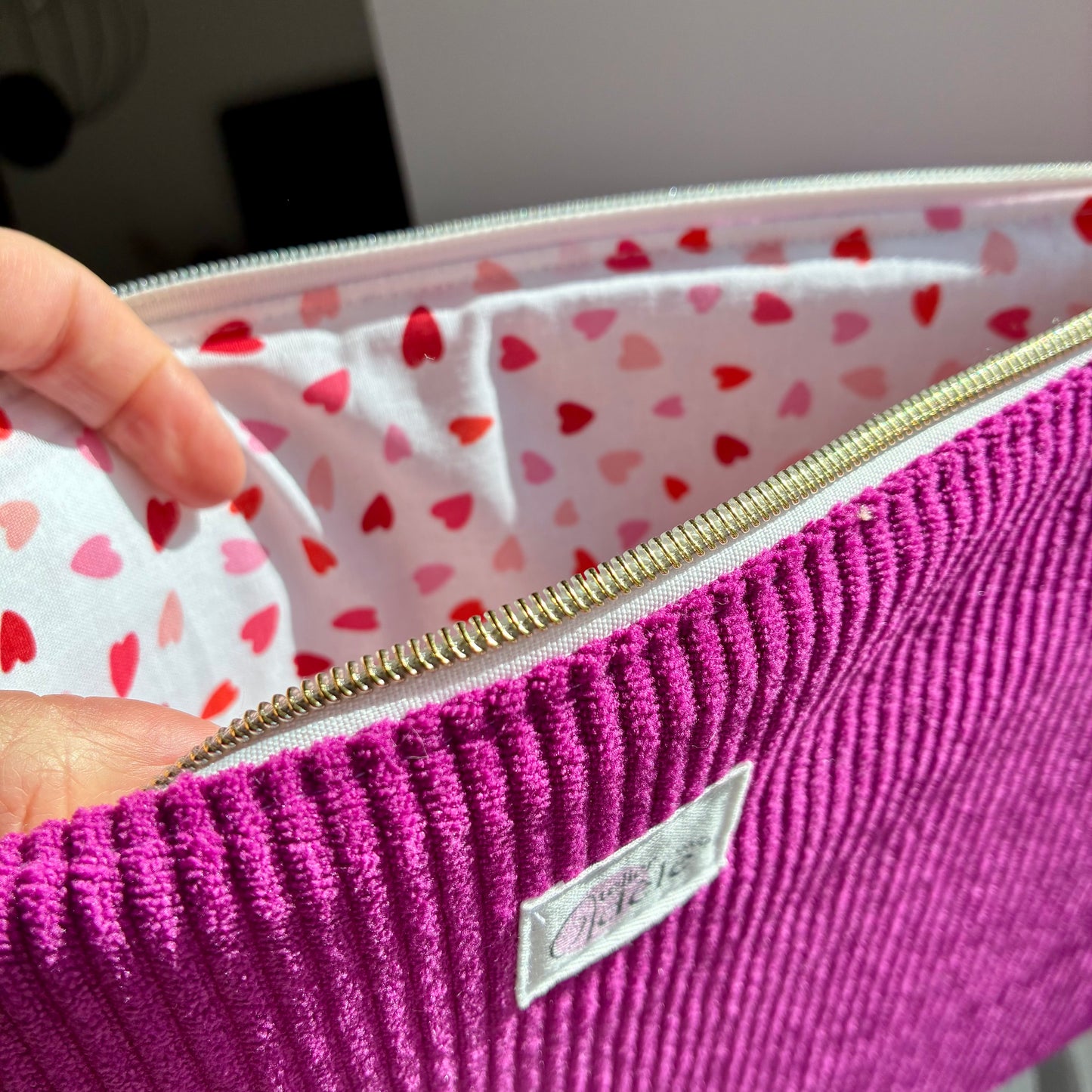 Housse d'ordinateur en velours côtelé fuchsia/coeurs - en stock