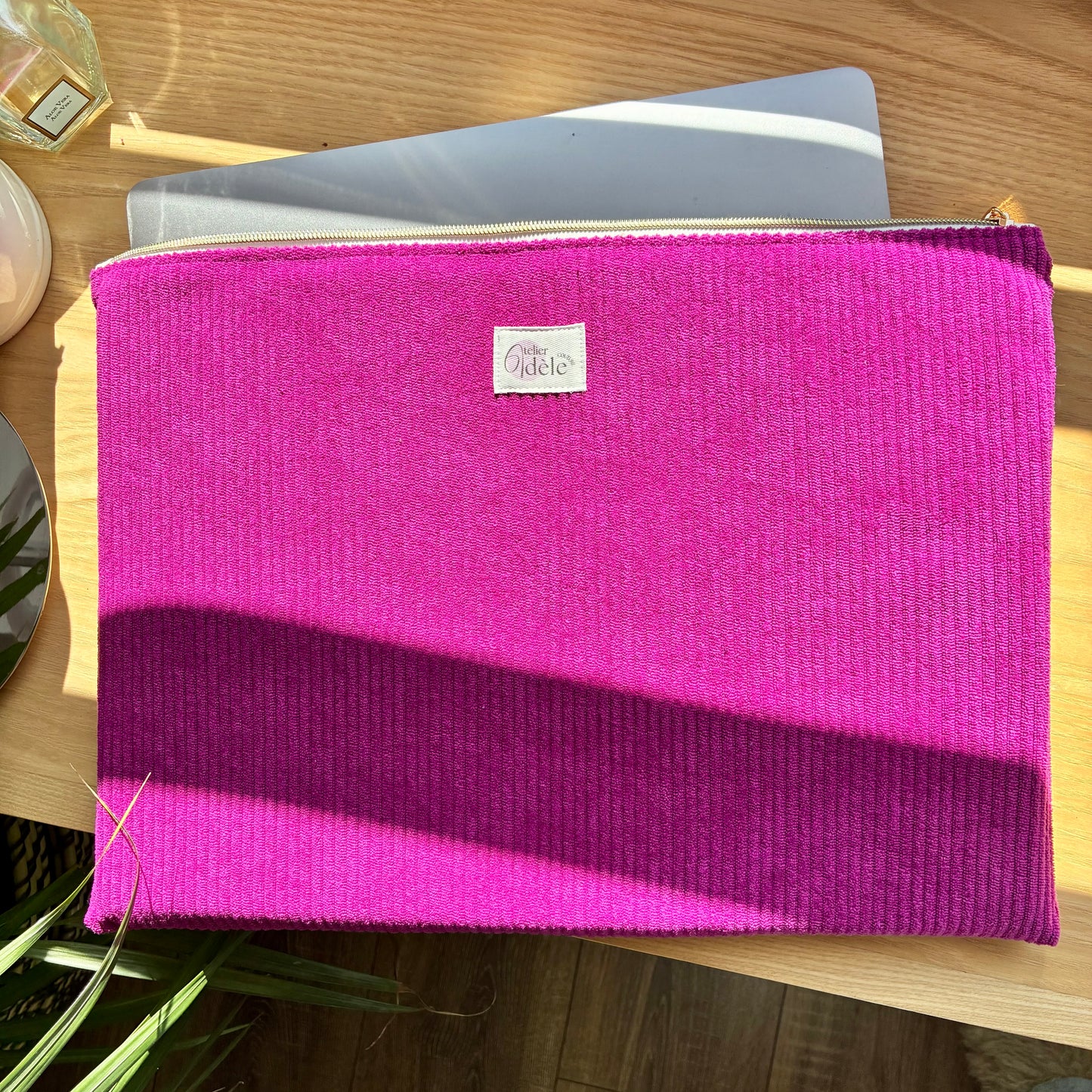 Housse d'ordinateur en velours côtelé fuchsia - personnalisable