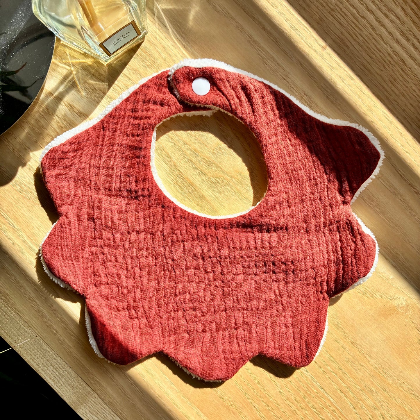 Bavoir fleur terracotta en éponge de bambou et double gaze de coton