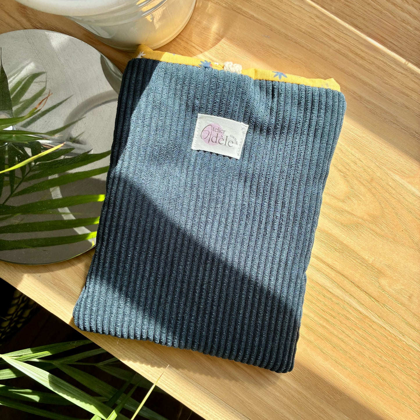 Protège-livre de poche en velours côtelé bleu foncé/jaune en stock