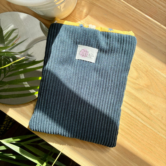 Protège-livre de poche en velours côtelé bleu foncé/jaune en stock