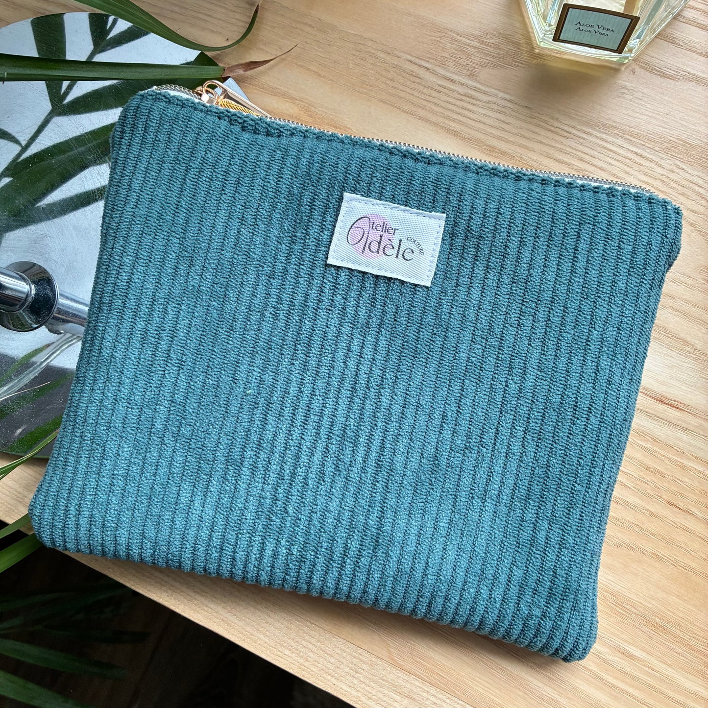 Trousse plate en velours côtelé bleu pétrole/écru