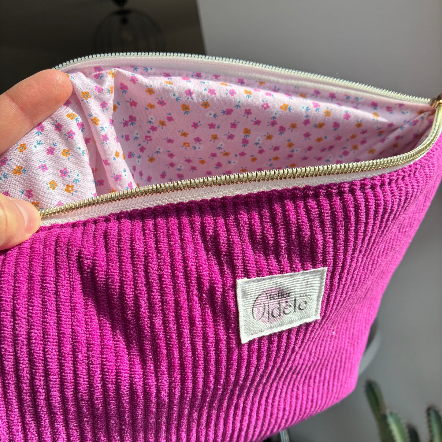 Trousse de toilette en velours côtelé fuchsia/fleuri - en stock