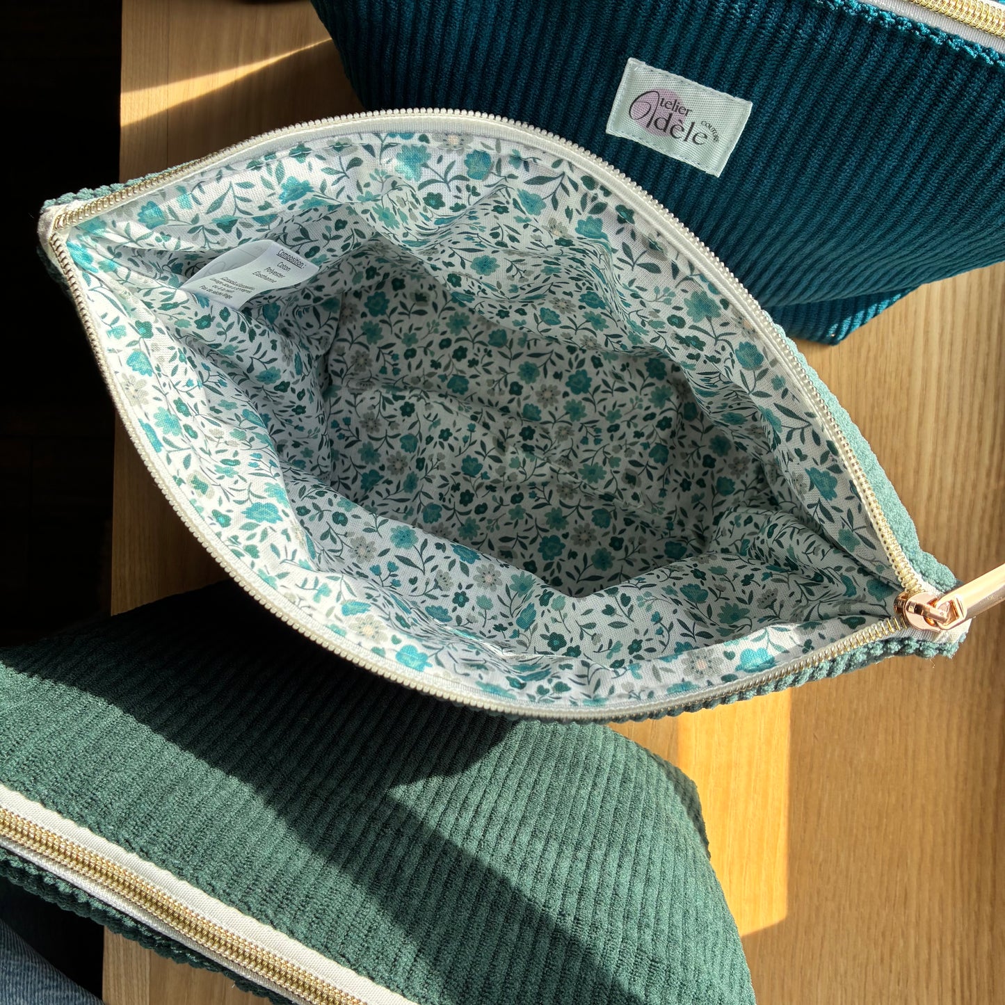 Trousse de toilette en velours côtelé bleu pétrole/fleuri - en stock