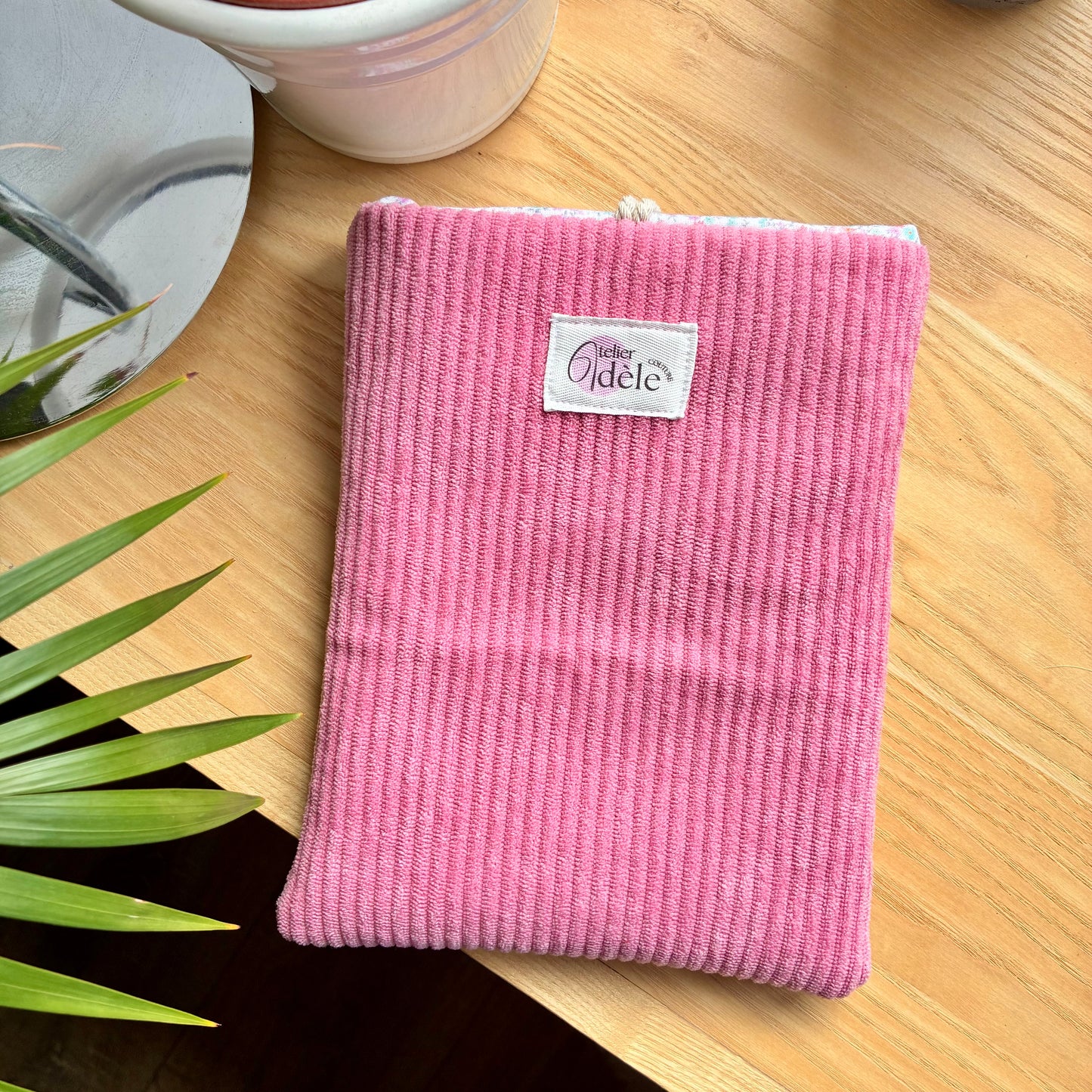 Protège-livre de poche en velours côtelé rose pâle/fleuri en stock