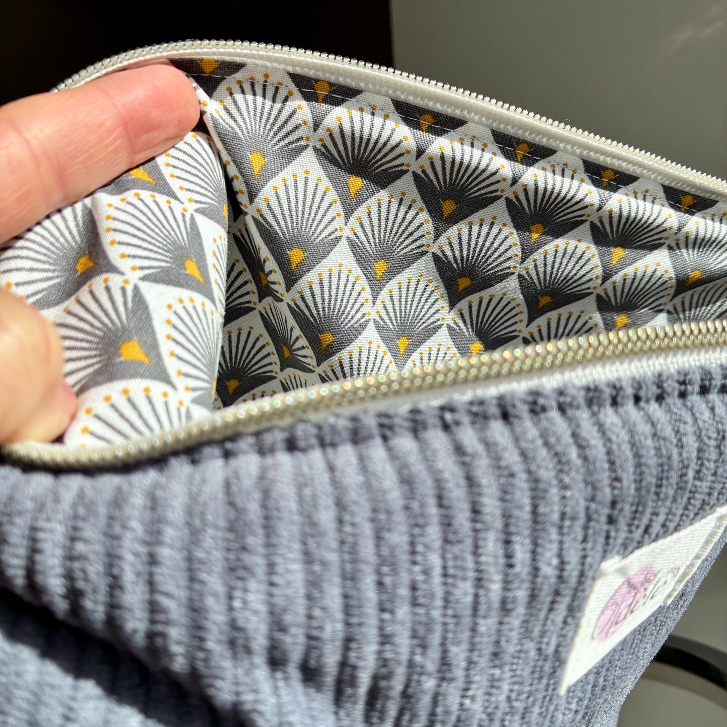 Trousse de toilette en velours côtelé gris/géométrique - en stock