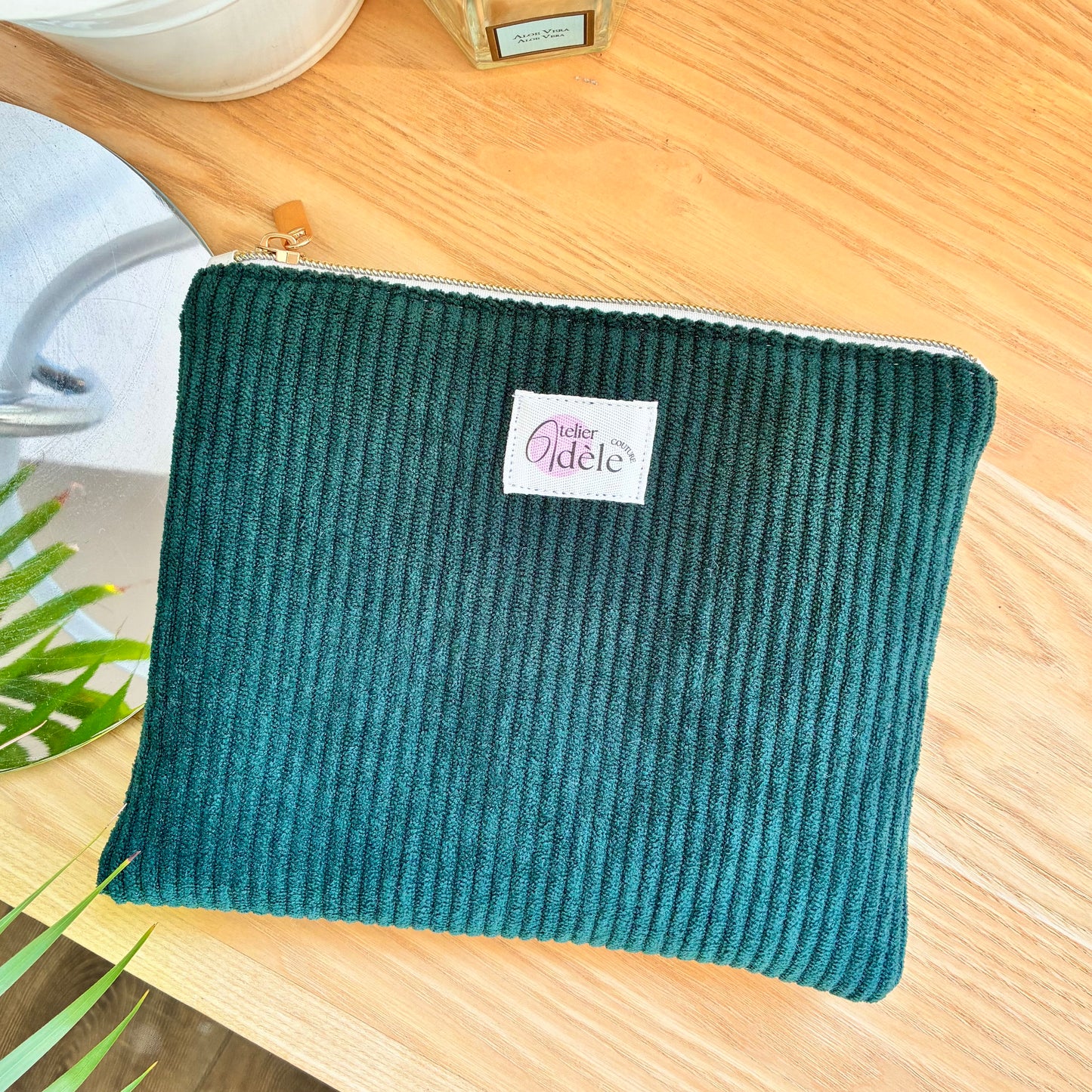 Trousse plate en velours côtelé vert sapin/écru