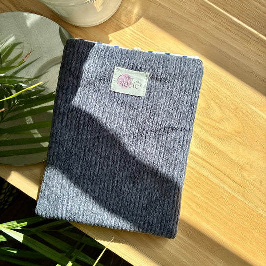 Protège-livre de poche en velours côtelé gris/coeurs bleus en stock