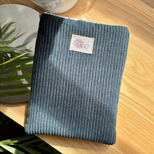 Protège-livre de poche en velours côtelé bleu foncé en stock