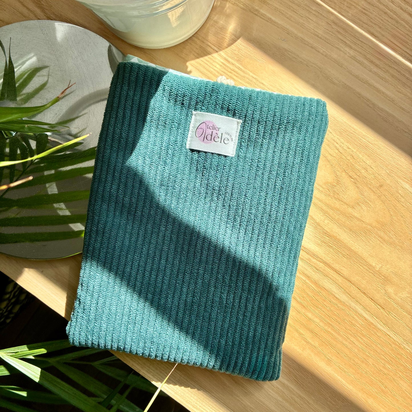 Protège-livre de poche en velours côtelé bleu pétrole/géometrique en stock