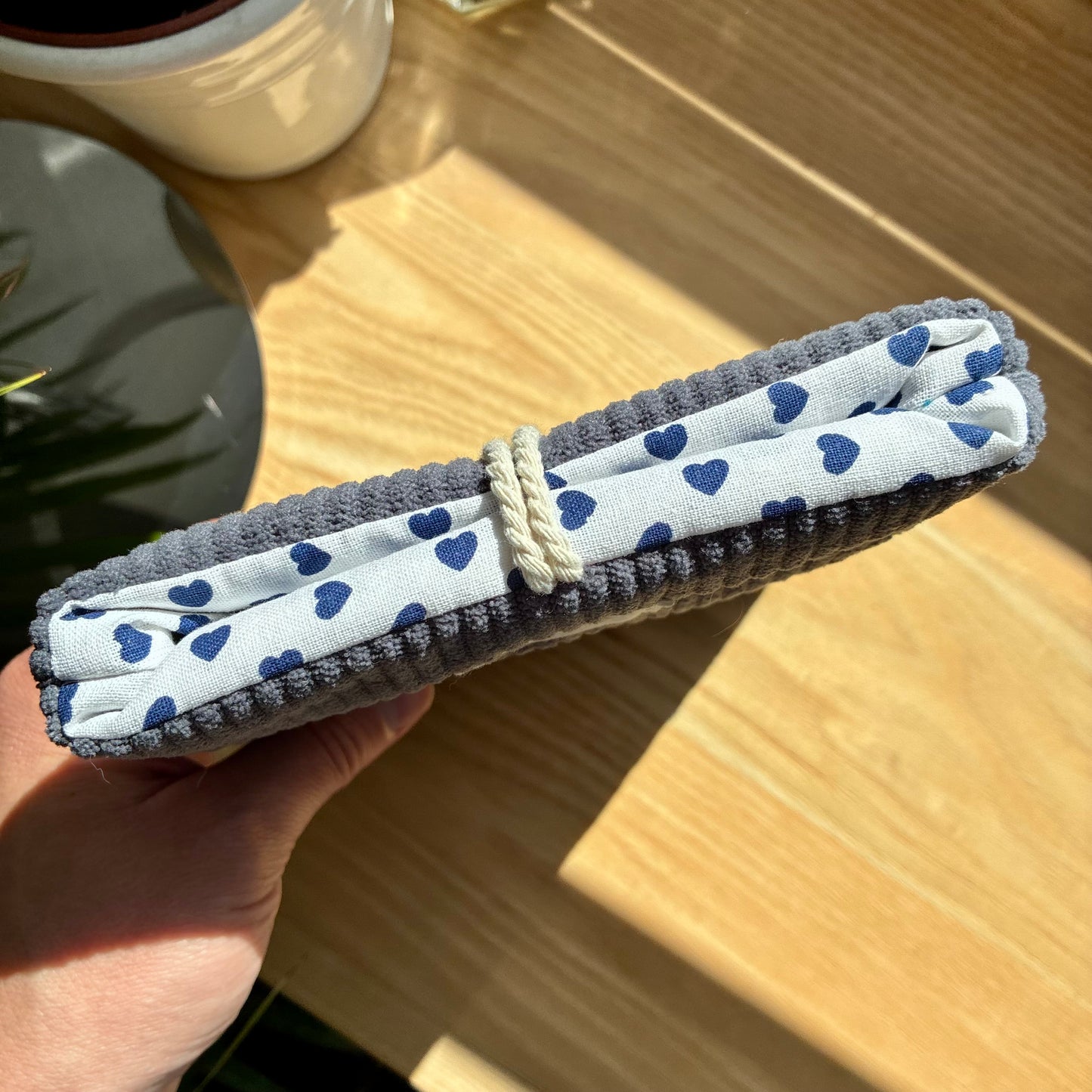 Protège-livre de poche en velours côtelé gris/coeurs bleus en stock