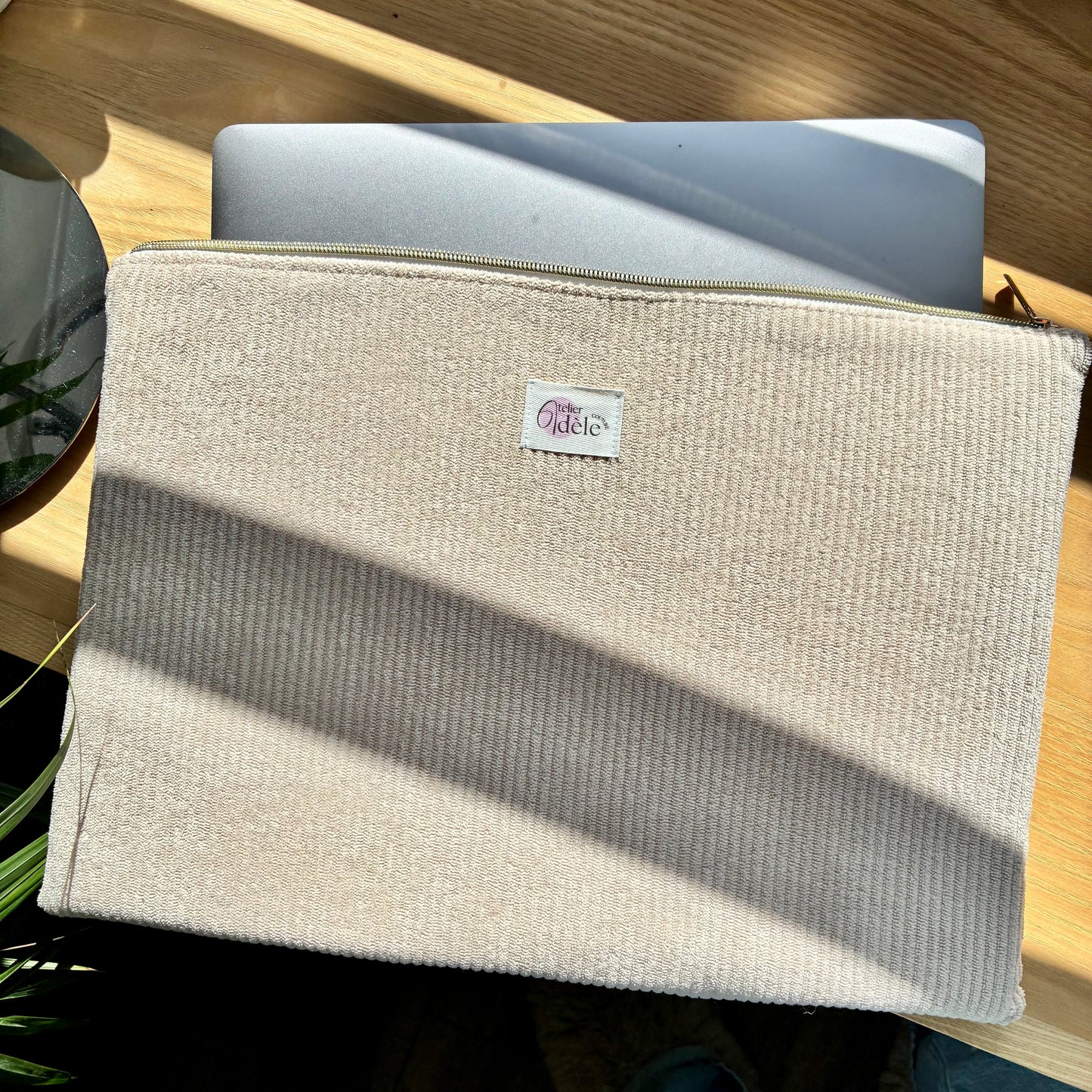 Housse d'ordinateur en velours côtelé écru - personnalisable