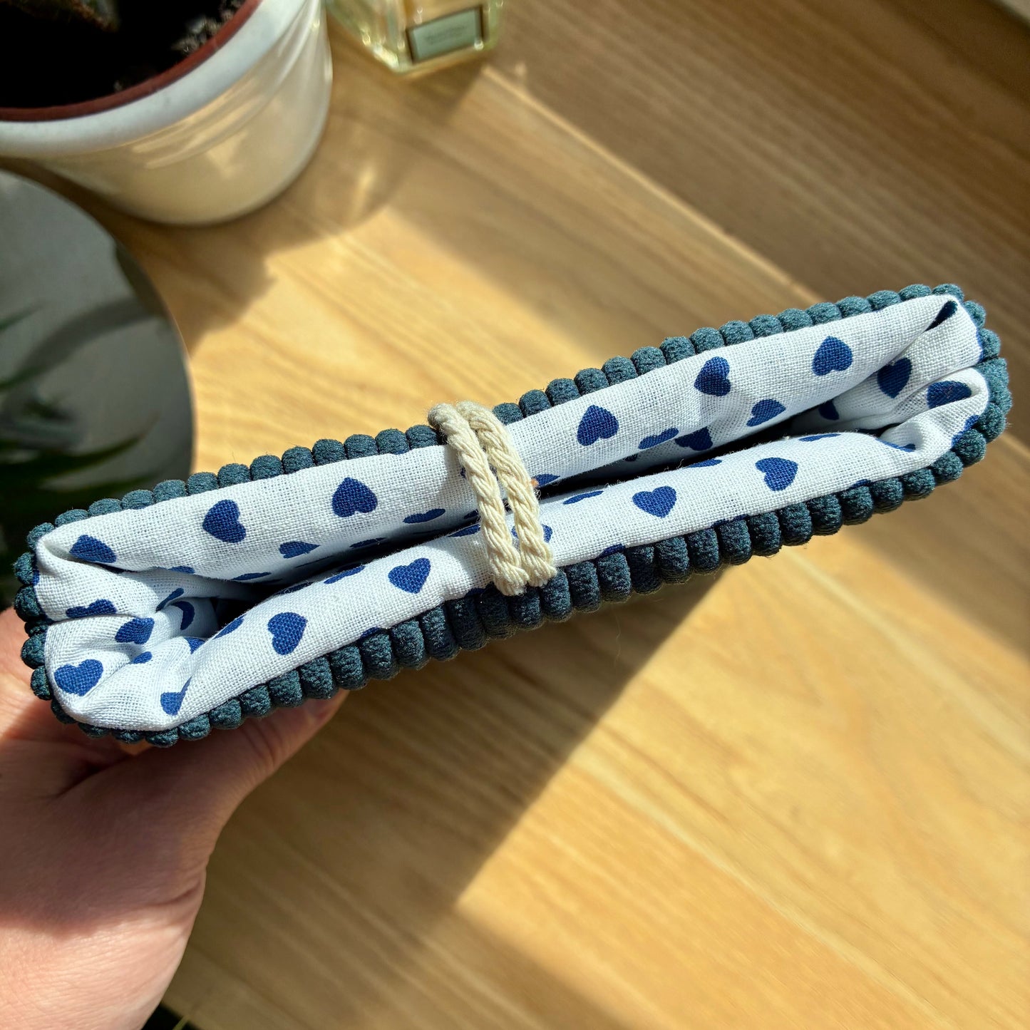 Protège-livre de poche en velours côtelé bleu foncé/coeur en stock